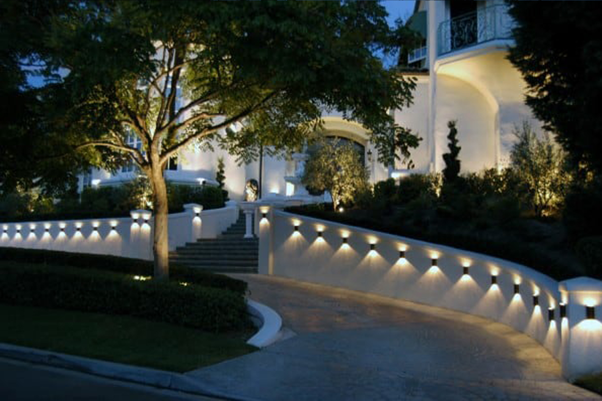 WALL WASHER AND FAÇADE LUMINAIRES